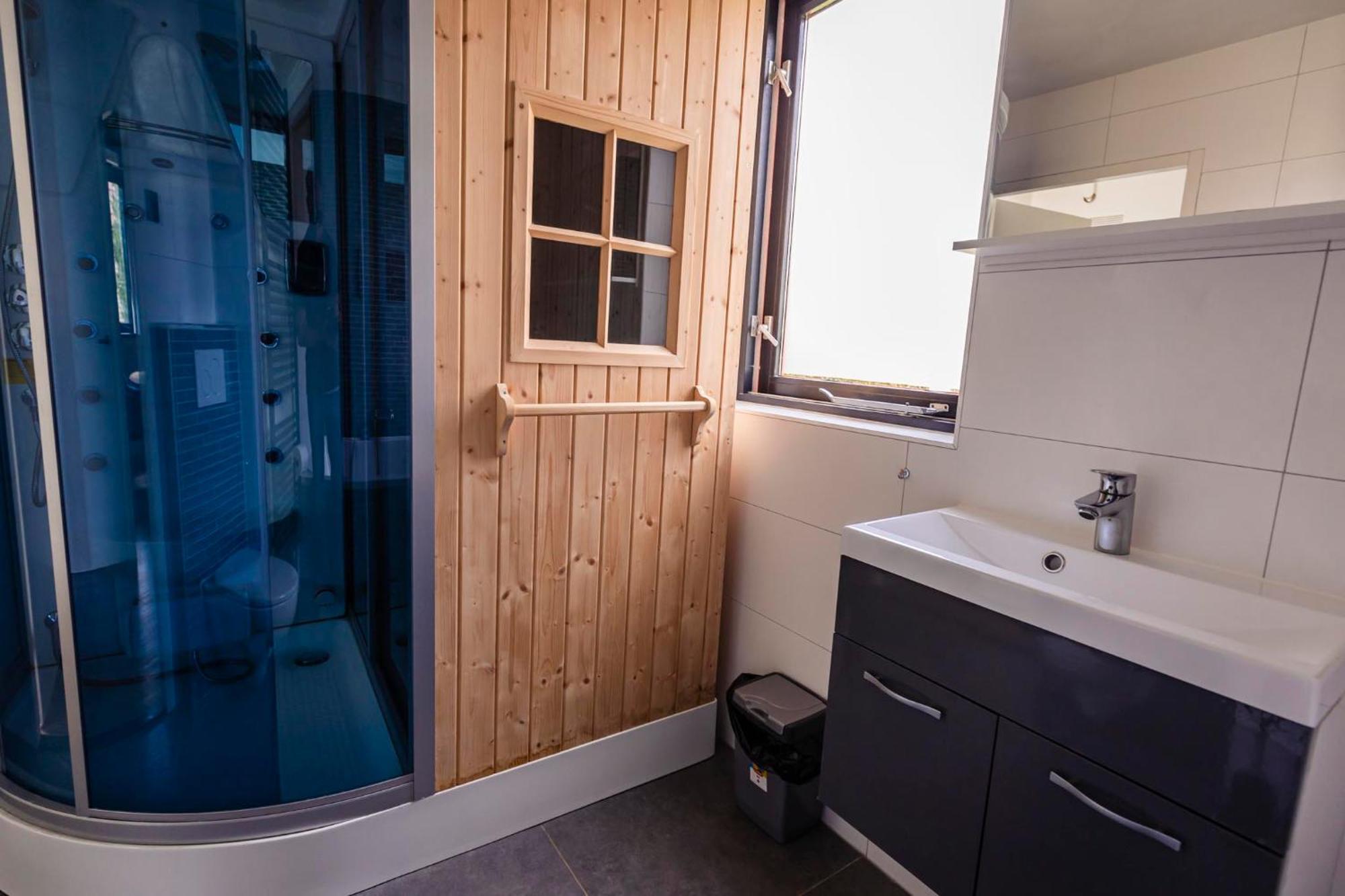 Vakantiepark 'T Broeckhuys Hotel Ewijk Стая снимка